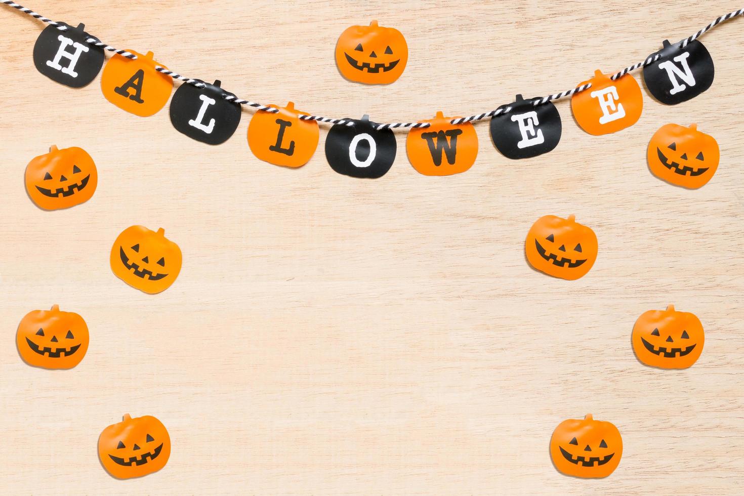 Halloween-Dekoration, schwarze und orange Fahnen auf einem hölzernen Hintergrund foto
