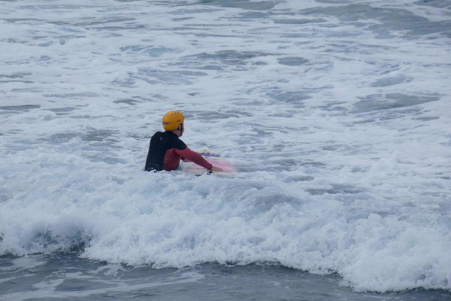 jung Sportler üben das Wasser Sport von Surfen foto