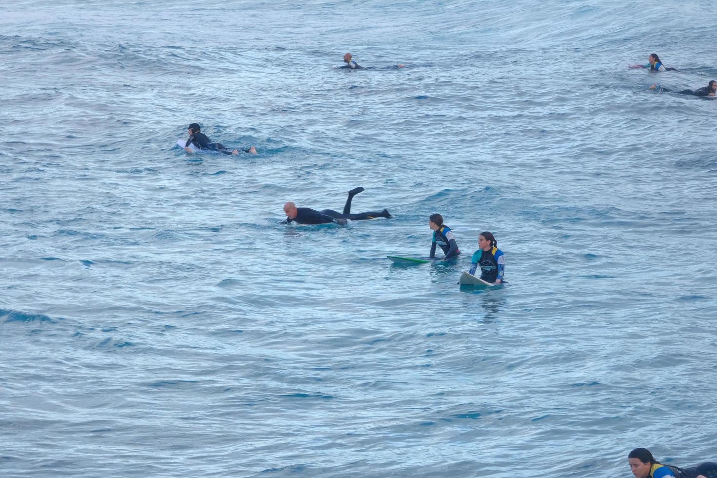 Surfen Schule auf ein Ozean Strand foto