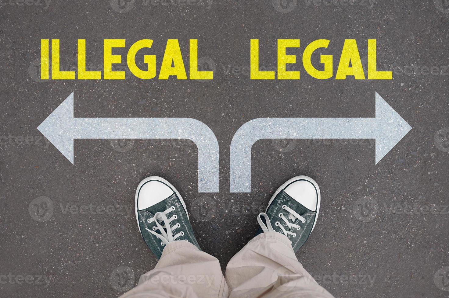 legal oder illegal Konzept - - Beine mit Trainer Schuhe foto