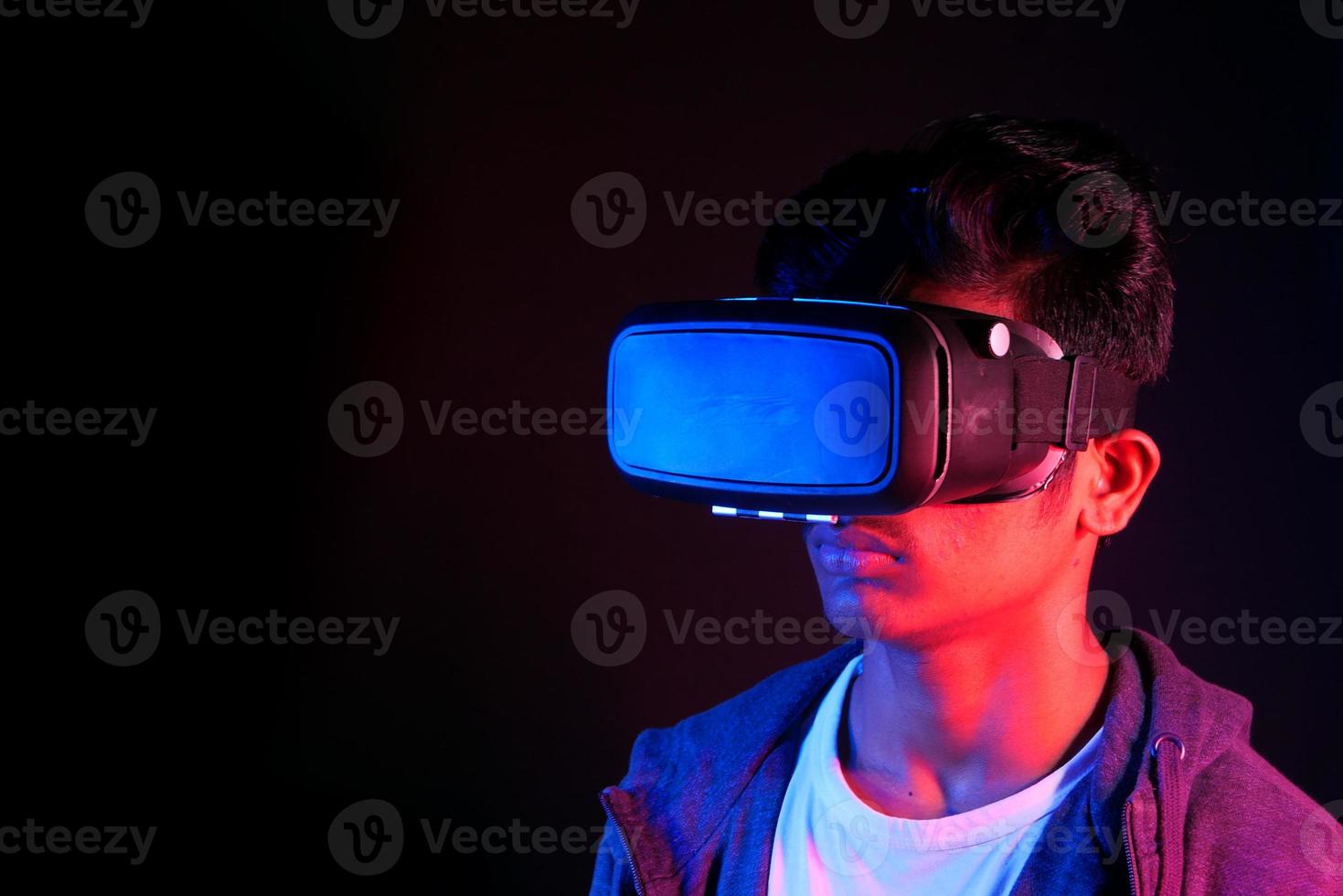 junger Mann, der Virtual-Reality-Headset trägt foto