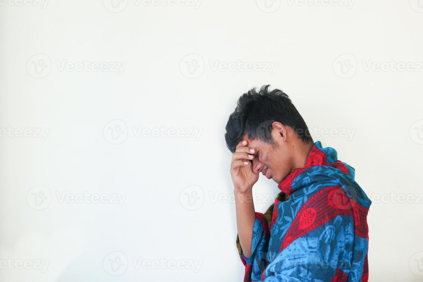 kranker Mann in eine Decke gewickelt foto