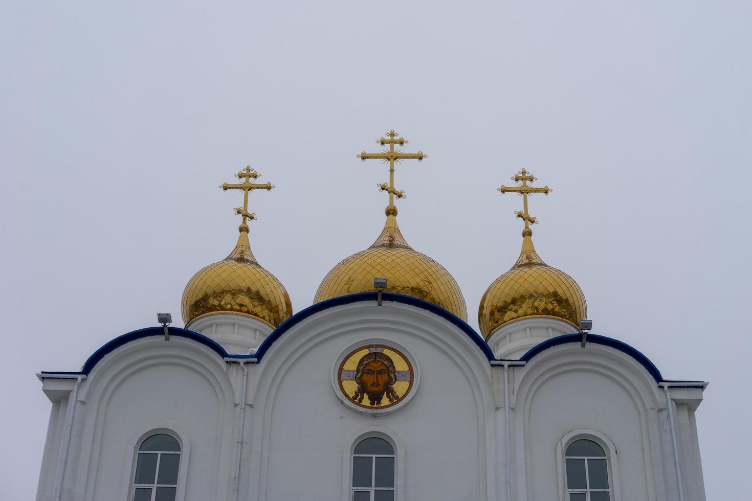 Kathedrale der Heiligen Dreifaltigkeit mit einem weißen verschneiten Himmel in petropavlovsk-kamchatsky, Russland foto