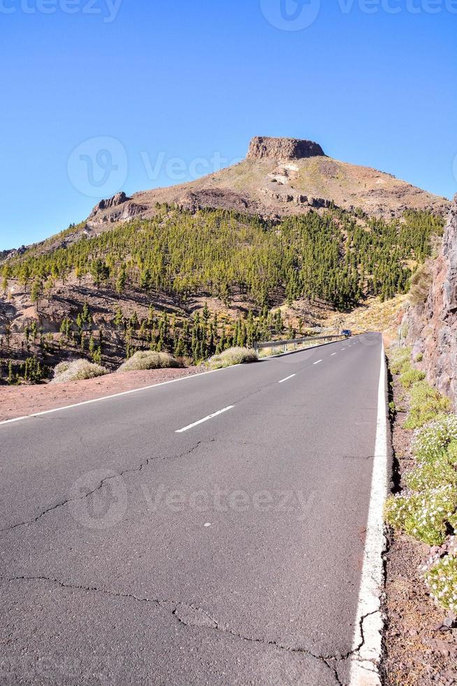 Straße durch das szenisch Landschaft foto