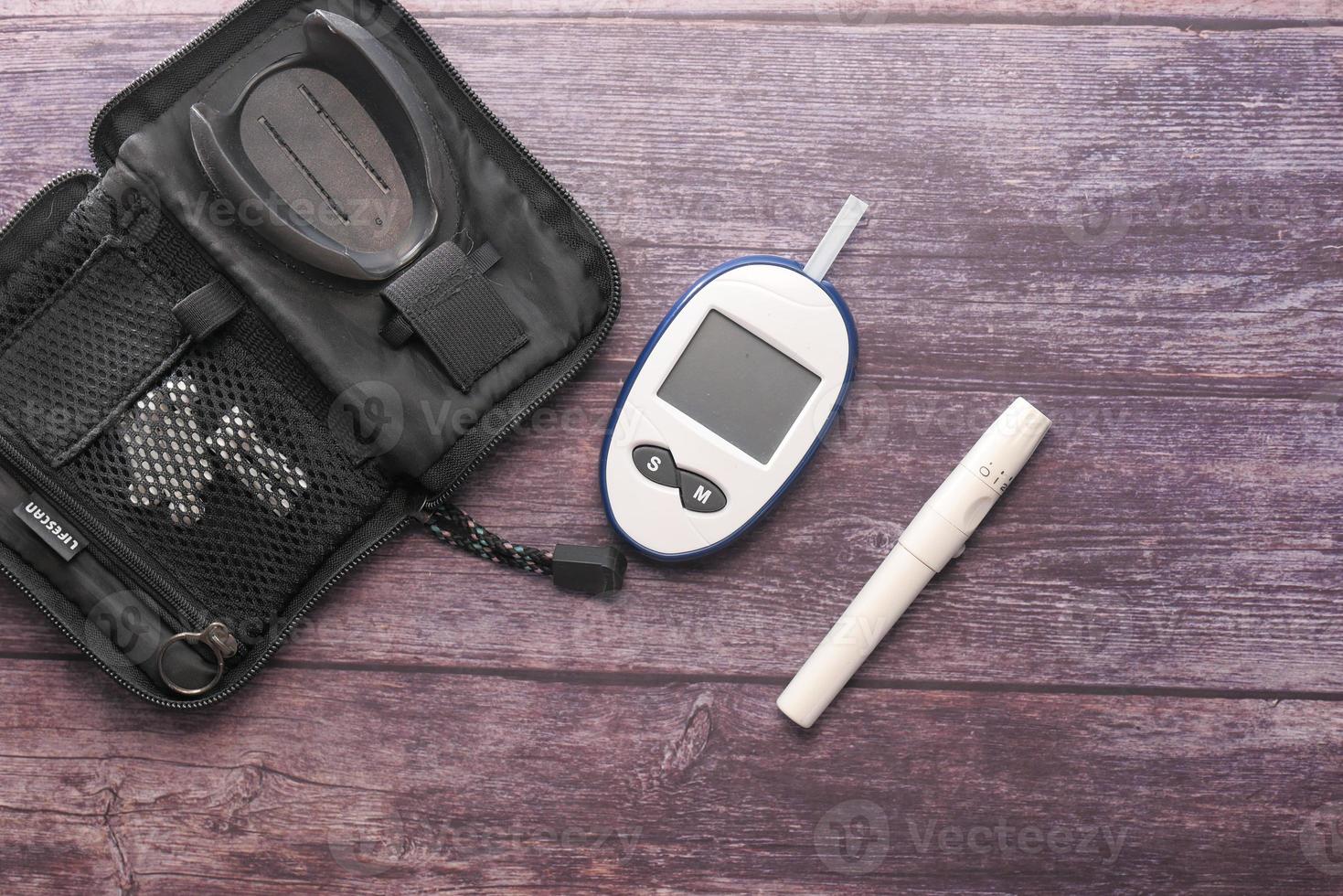 Nahaufnahme von diabetischen Messwerkzeugen auf hölzernem Hintergrund foto