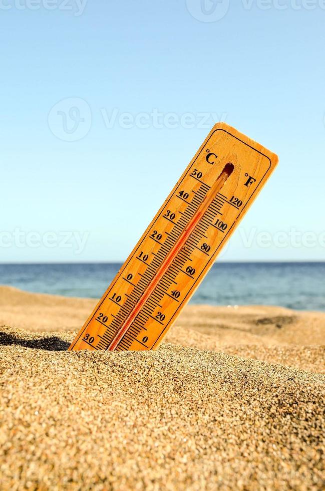 Thermometer im Sand foto