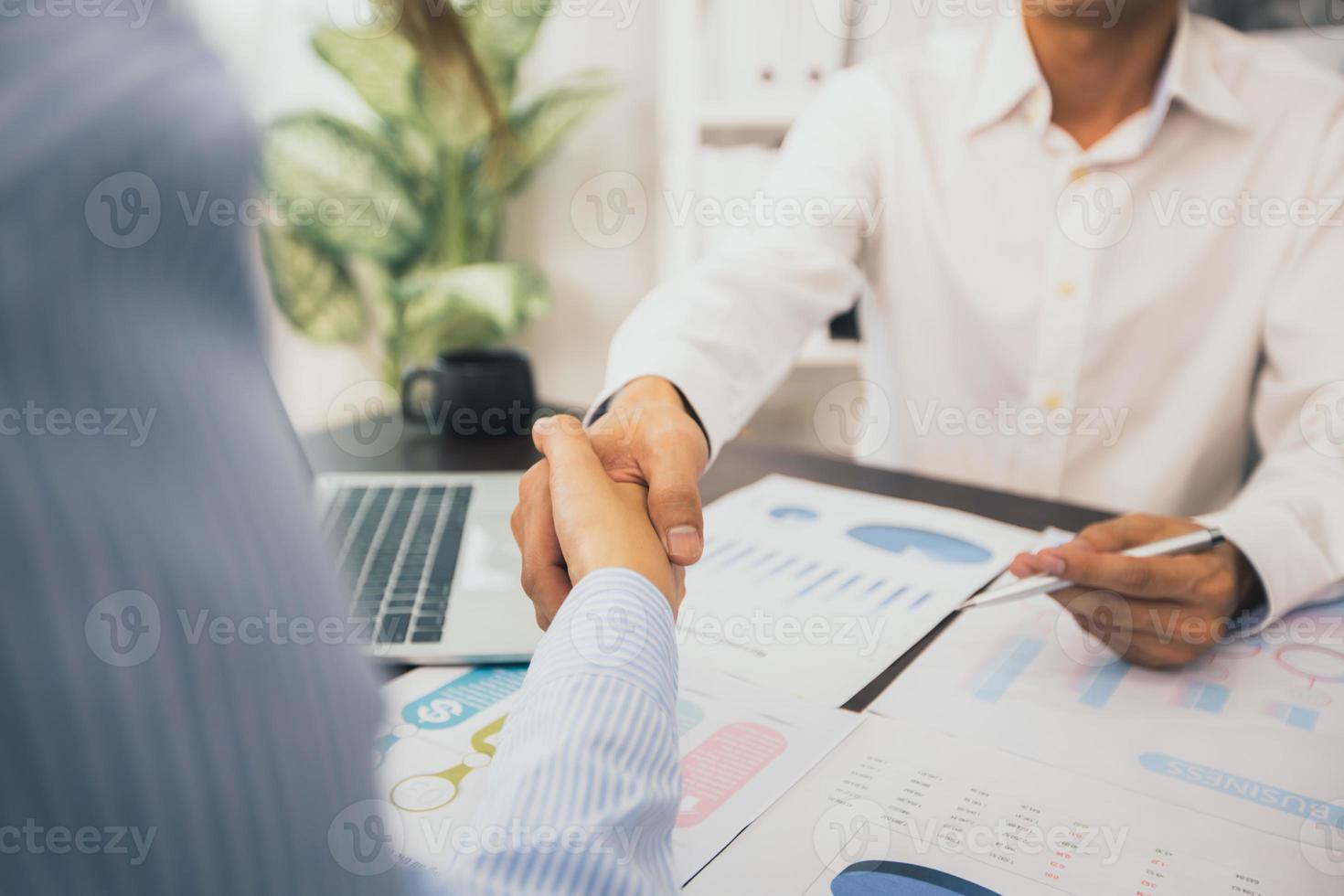 Erfolgreiches Verhandlungs- und Handshake-Konzept, zwei Geschäftsleute geben sich die Hand foto