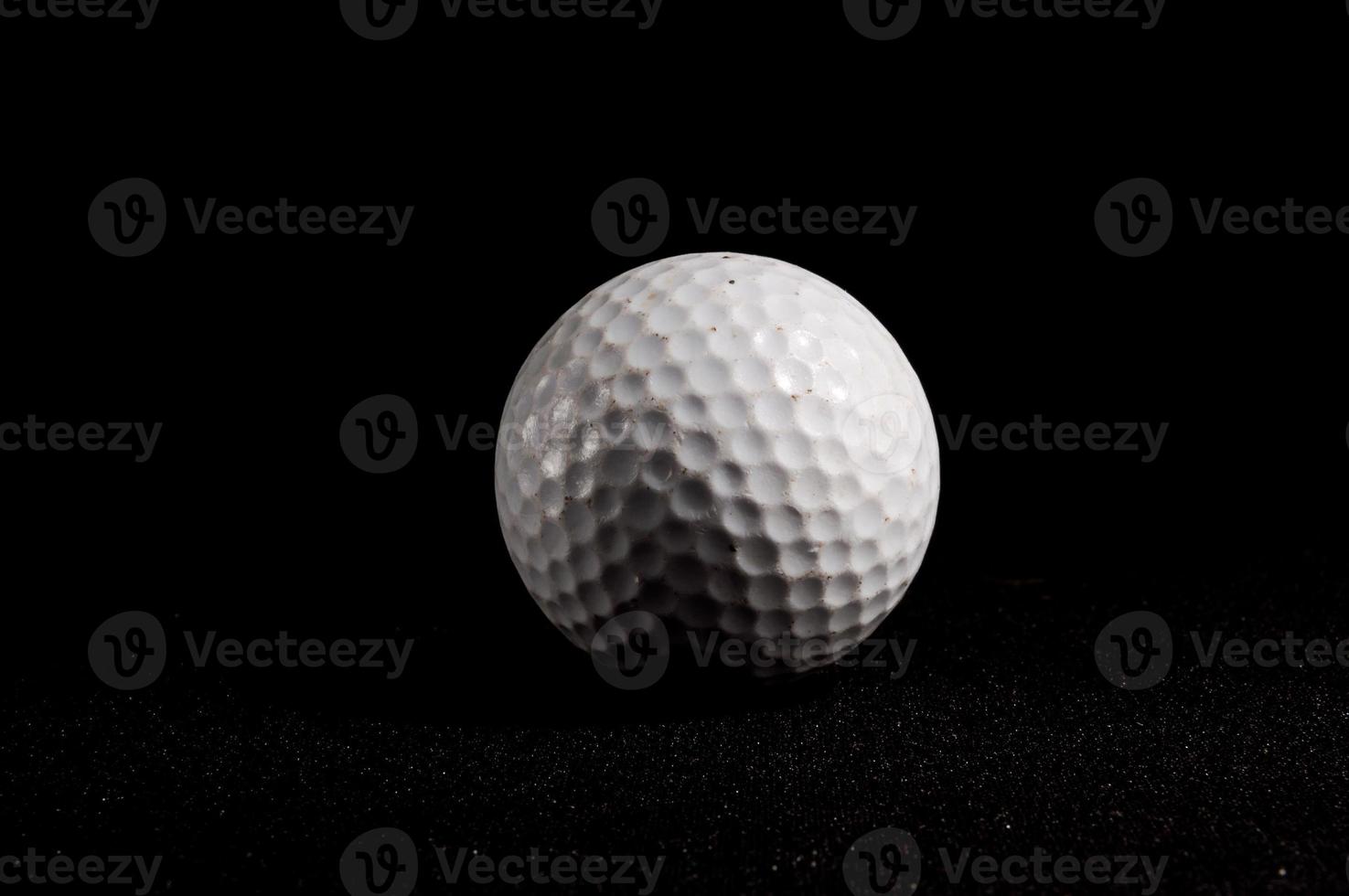 Golf Ball auf dunkel Hintergrund foto