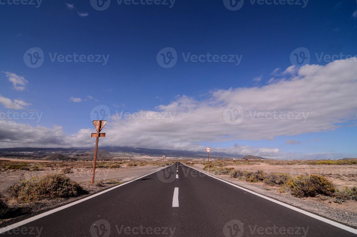 Straße durch das szenisch Landschaft foto