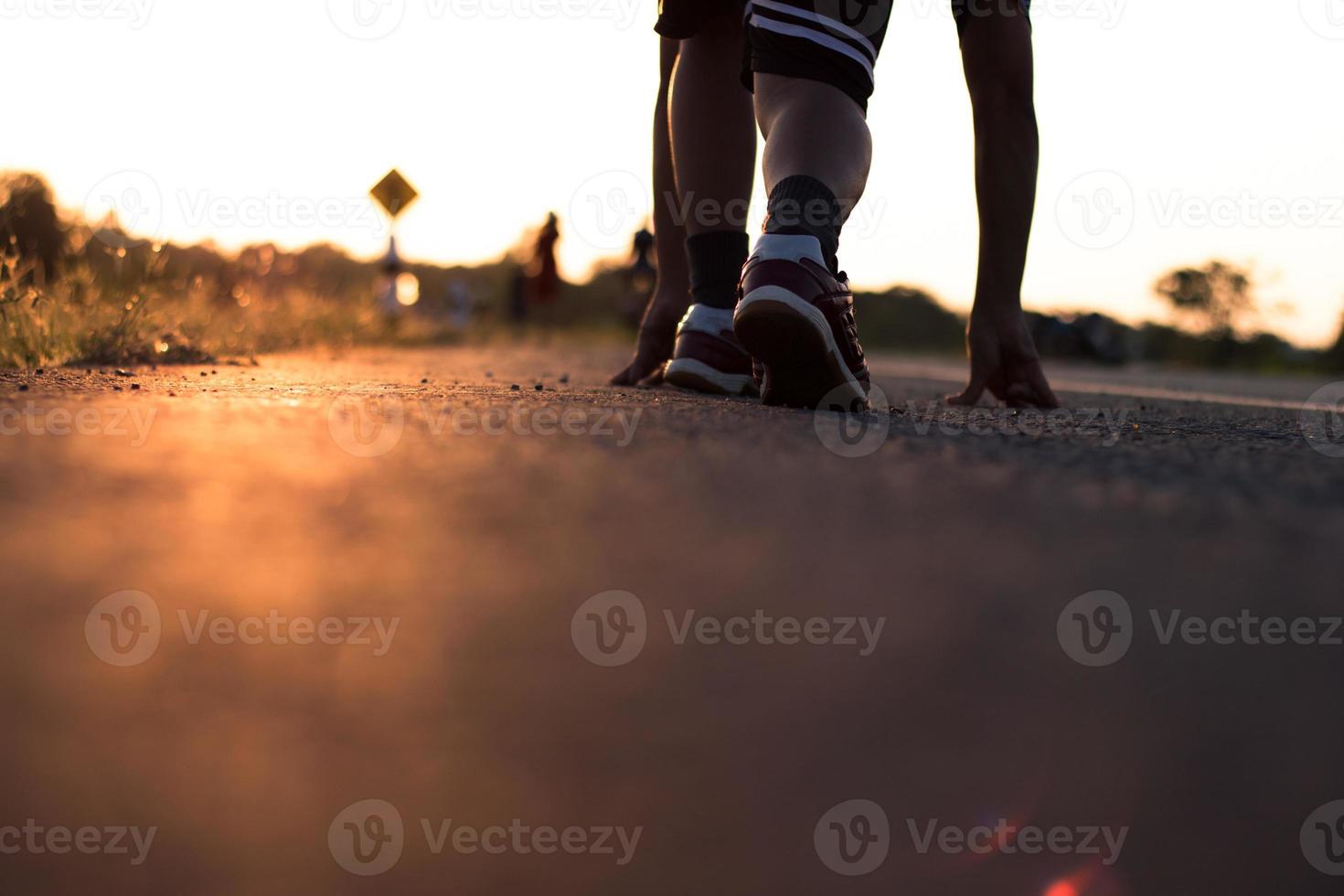 Läufer laufen auf der Straße mit Sonnenaufgang foto
