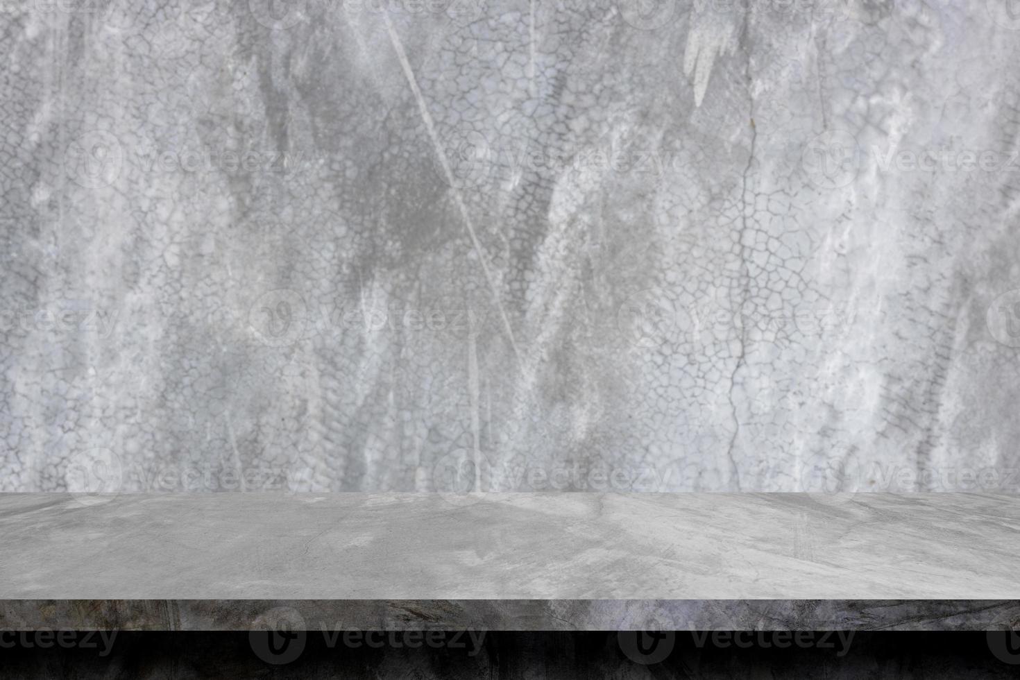 grauer Zementtisch, Betonboden und Regal zur Produktausstellung foto
