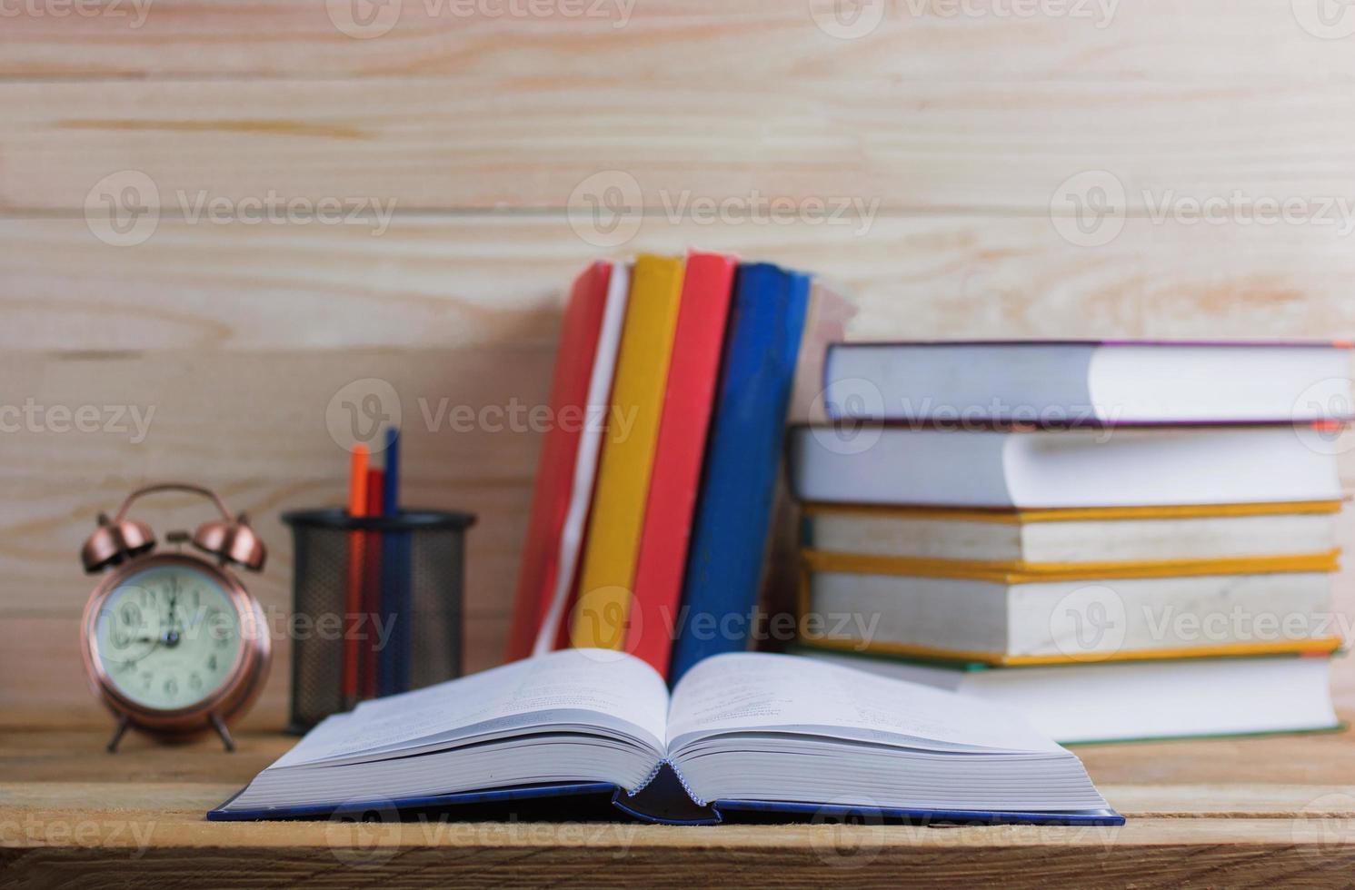 offenes Buch auf dem Schreibtisch, Wissens- und Bildungskonzept foto