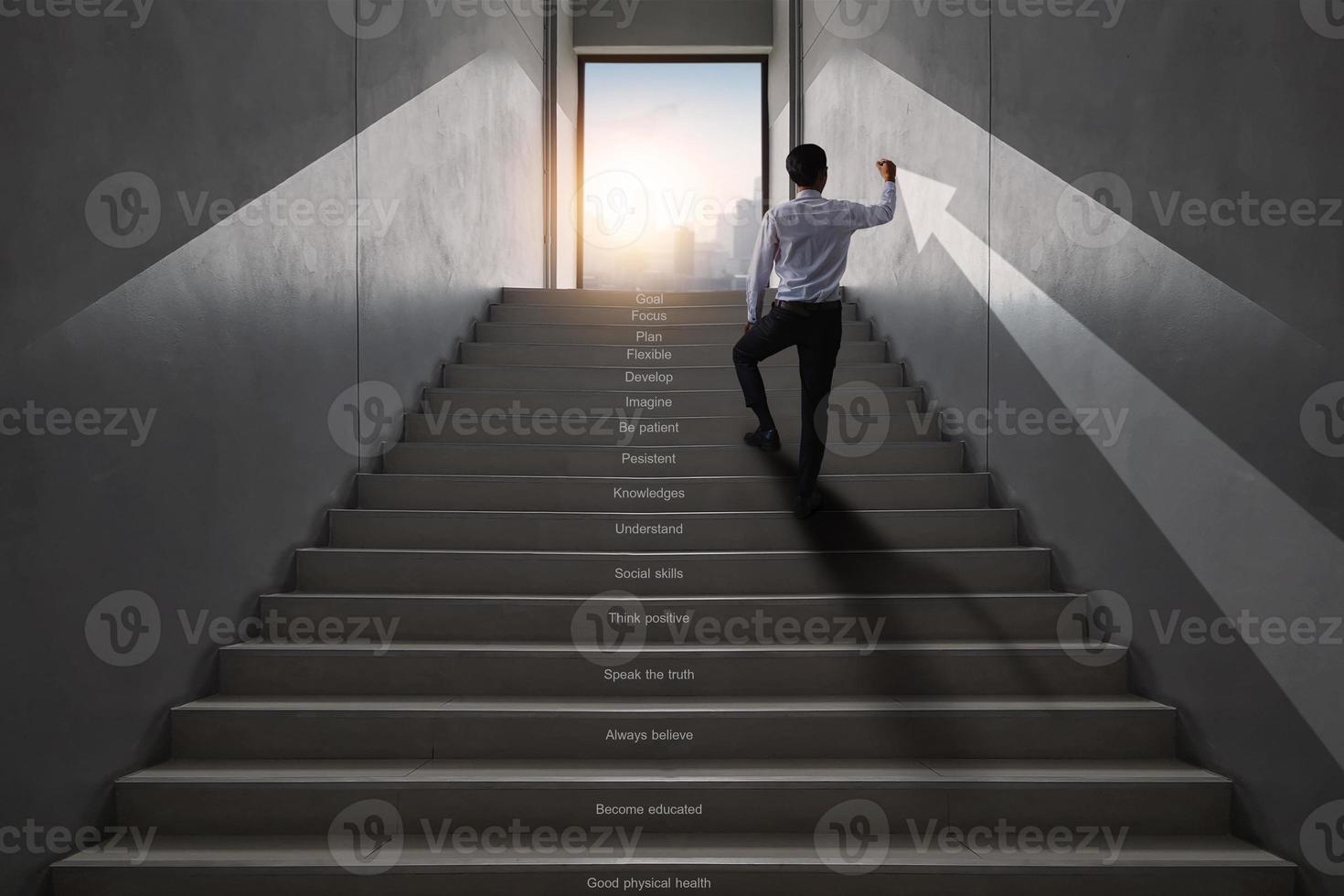 junger Geschäftsmann, der Treppen klettert, um Spitze der Stadt, digitales Erfolgskonzept zu erhalten foto
