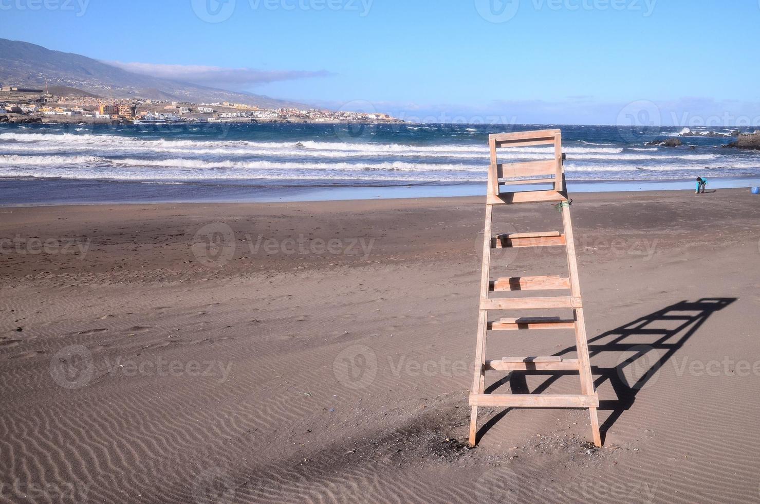 hölzern Leiter auf das Strand foto