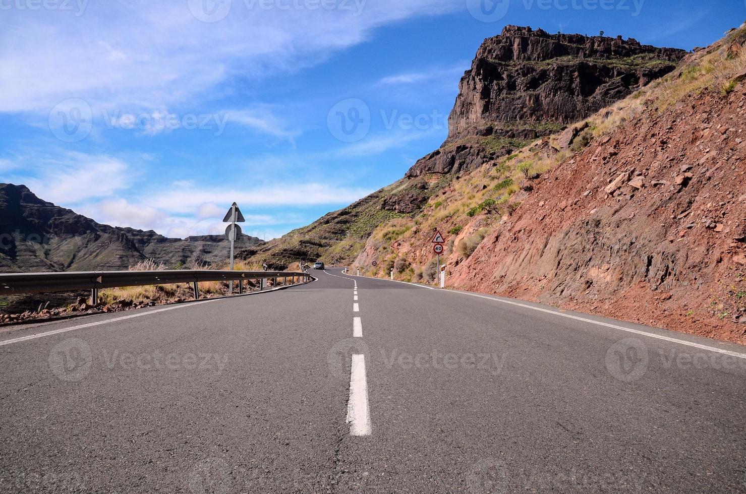 Straße durch das szenisch Landschaft foto