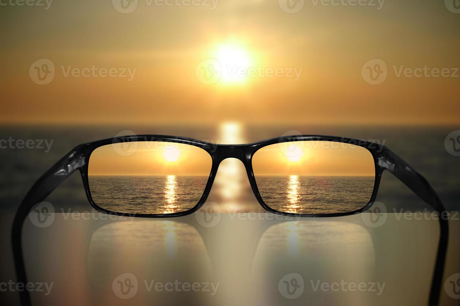 Aussicht auf Sonnenuntergang und Wellen durch Brille - - Urlaub, Vision Konzept foto