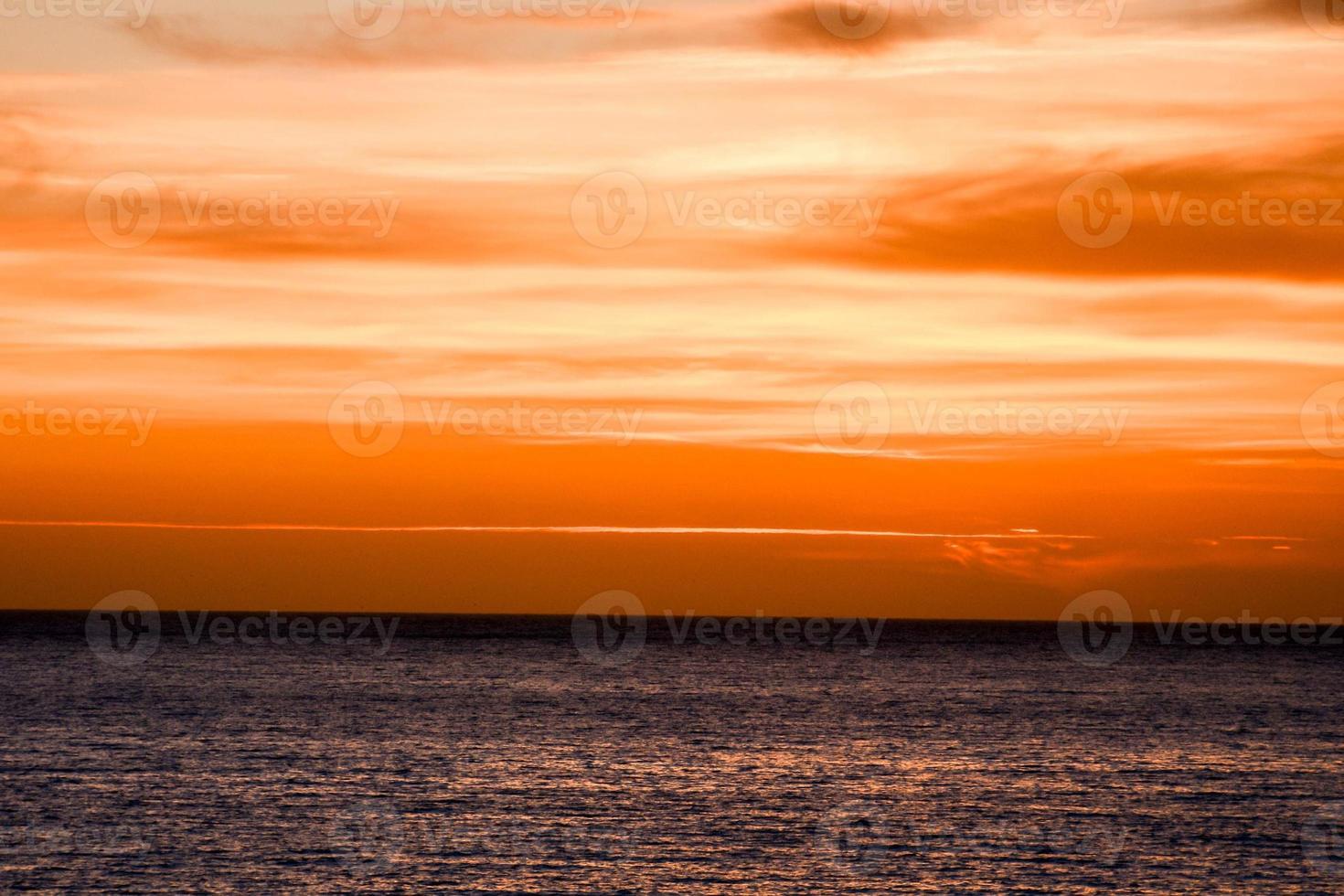 Sonnenuntergang über dem Meer foto