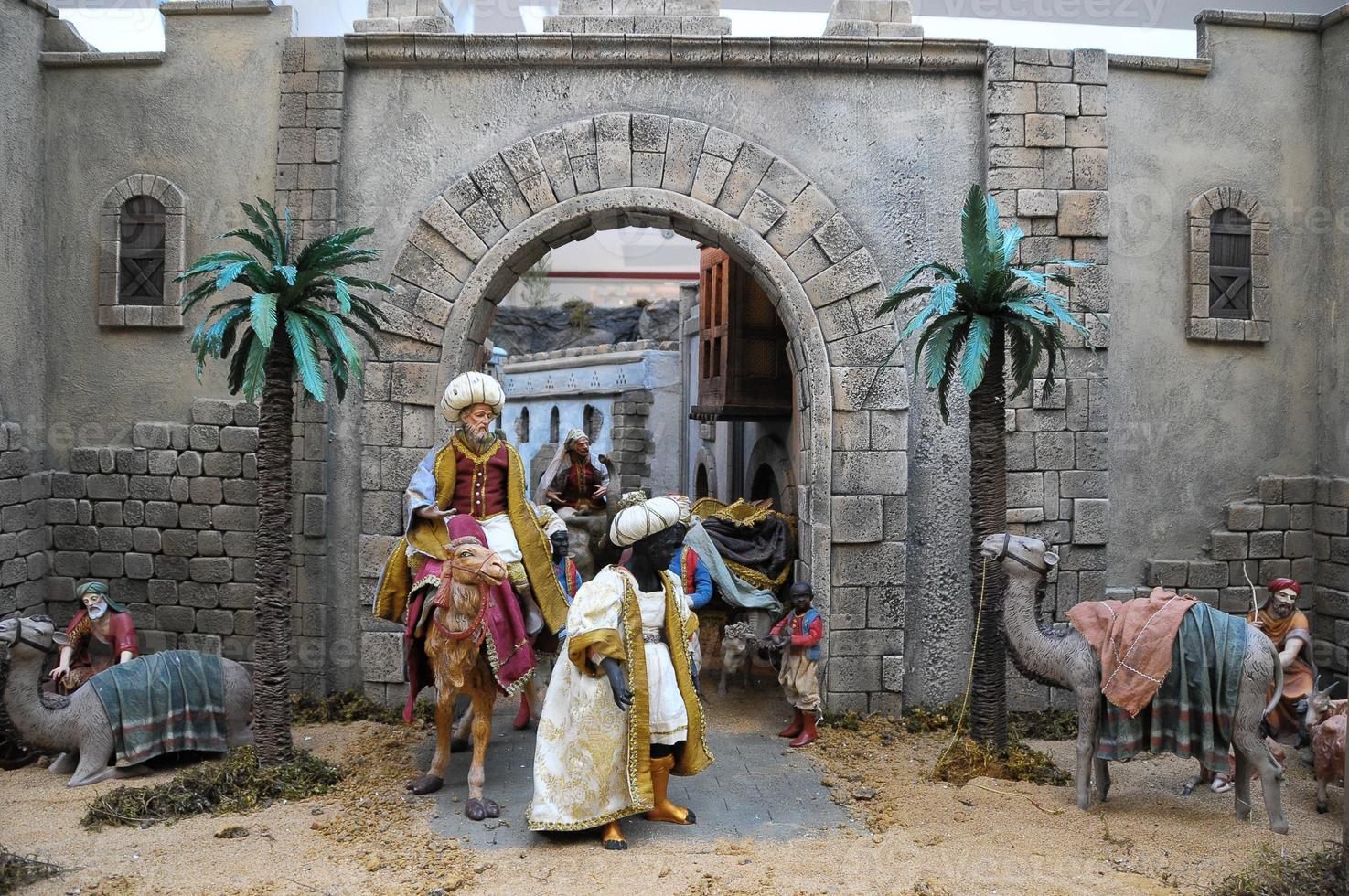 traditionell europäisch Statuette im ein Weihnachten Krippe Geburt Szene foto