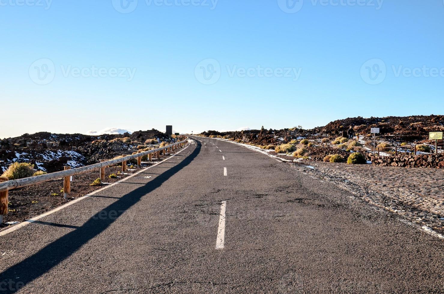 Straße durch das szenisch Landschaft foto