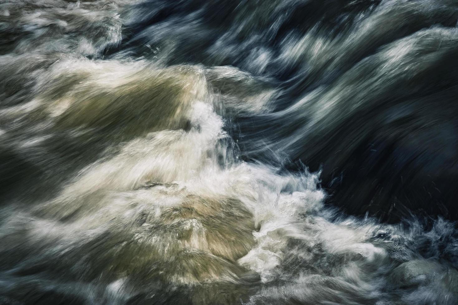 dunkle Wellen auf einem wilden Fluss foto