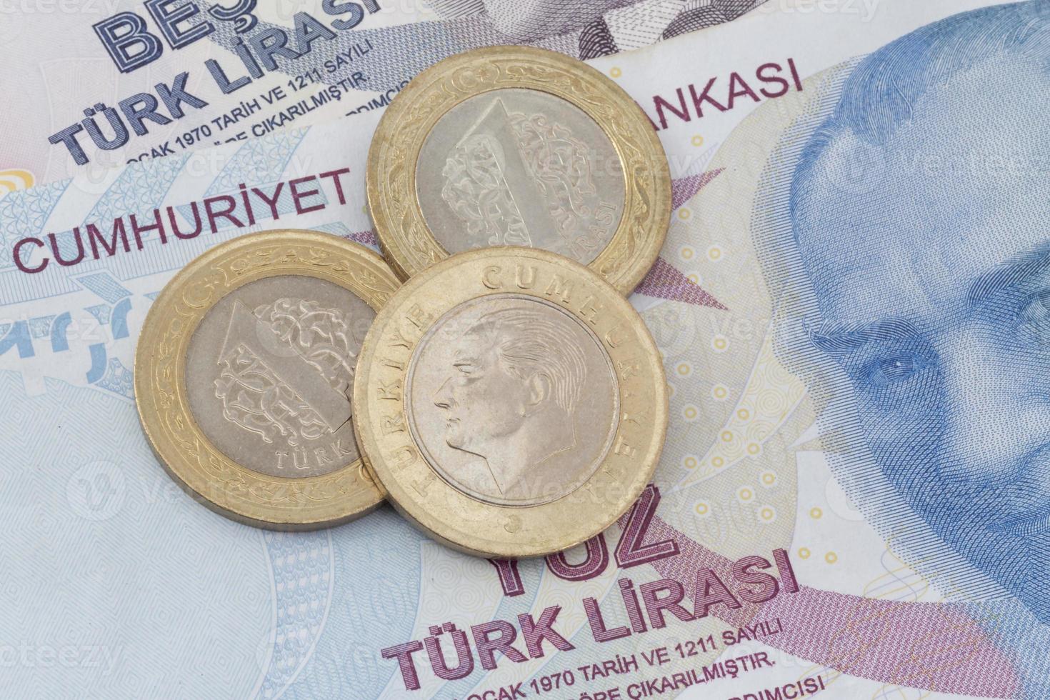 Türkisch Lira Münzen Lügen auf Türkisch Lira Banknoten foto