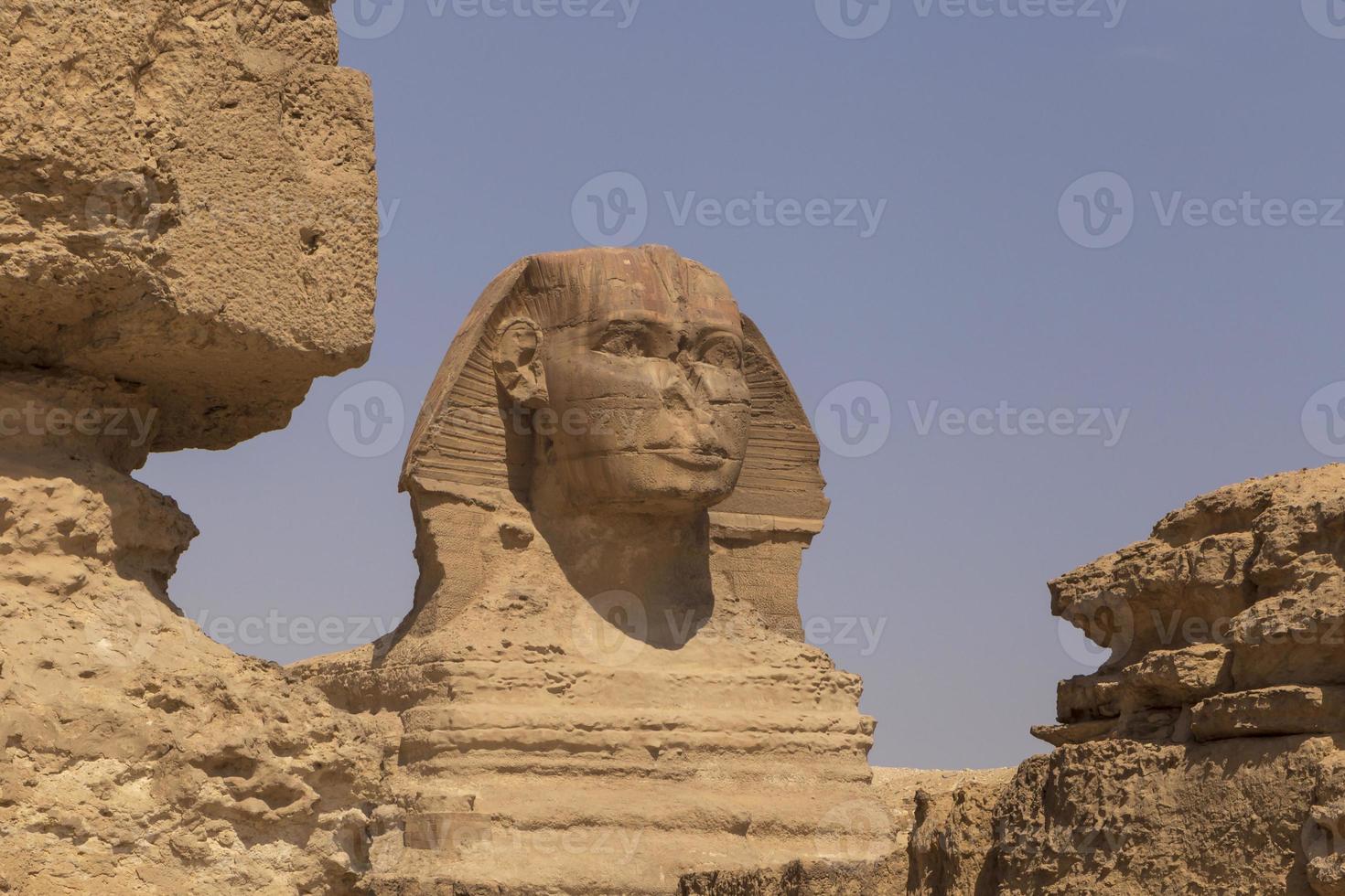 Sphinx im Gizeh unter uralt Ruinen foto