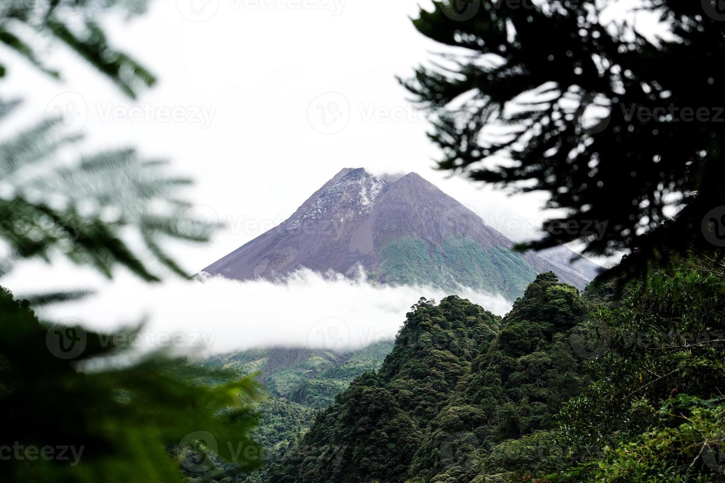 Aussicht von montieren Merapi im das Morgen, und leicht bedeckt durch Wolken. möglicherweise eruptiv Vulkan. foto