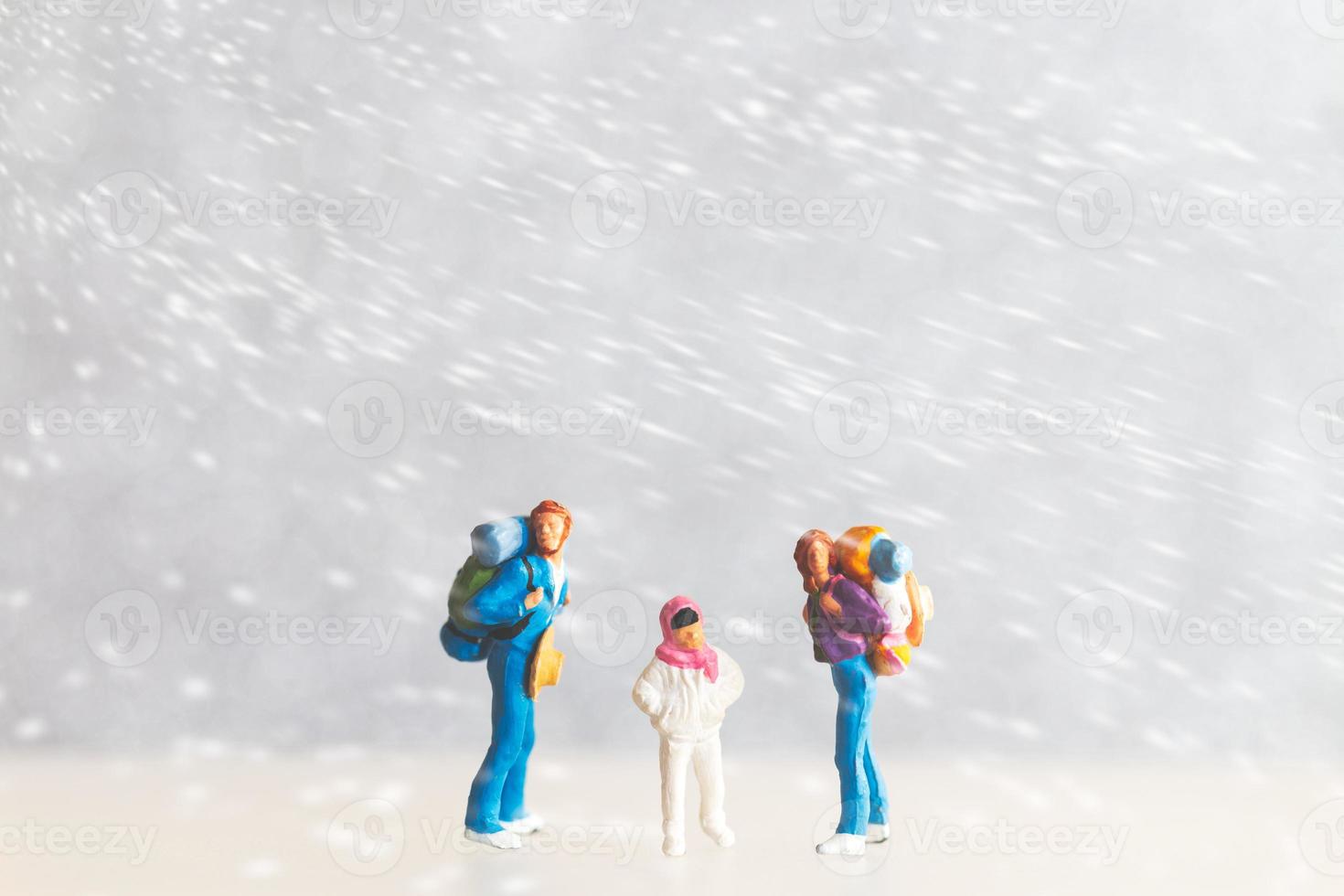 Miniatur Menschen glücklich Familie Reise im Winter Zeit foto