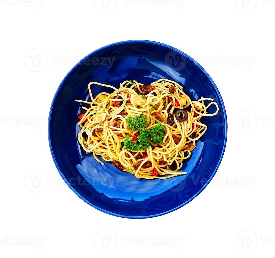 eben legen oder oben Aussicht Spaghetti mit Venusmuscheln und Pilz geschnitten oder Italienisch Meeresfrüchte Pasta und Petersilie auf oben im Blau Gericht oder Teller isoliert auf Weiß Hintergrund mit Ausschnitt Pfad und machen Auswahl. foto