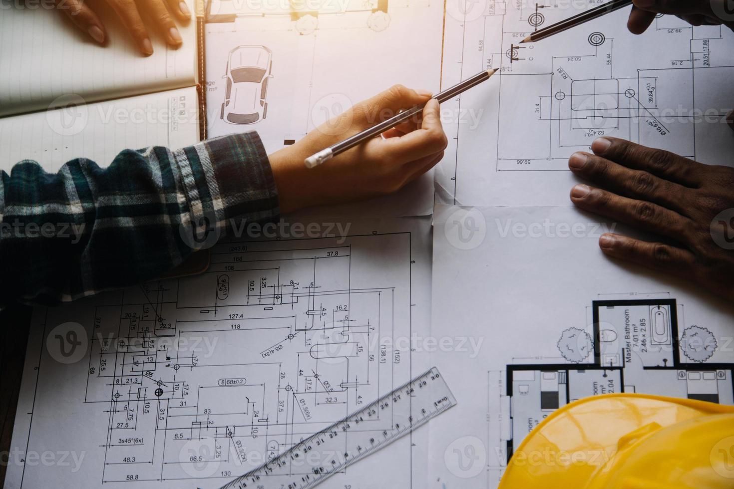 Konstruktion und Struktur Konzept von Ingenieur Arbeiten Zeichnung auf Entwurf Treffen zum Projekt Arbeiten mit Partner auf Modell- Gebäude und Ingenieurwesen Werkzeuge im Arbeiten Grundstück, Konstruktion Konzept foto