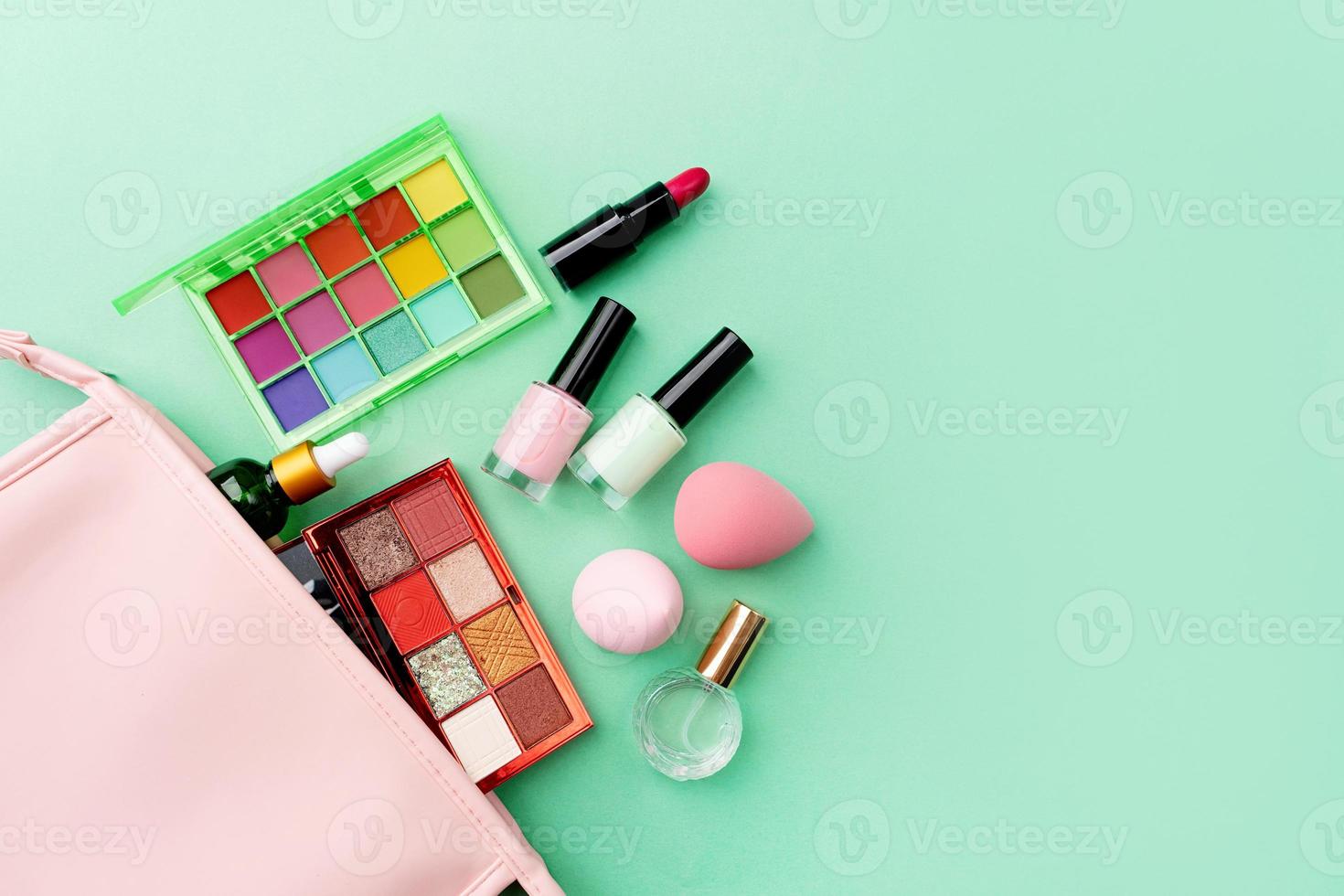 hell Sommer- Lidschatten Palette und bilden Produkte im Rosa kosmetisch Tasche auf Grün Hintergrund foto