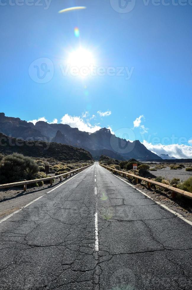 Straße durch das szenisch Landschaft foto