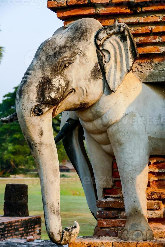 Buddhist Skulpturen beim ein Tempel im Bangkok, Thailand foto