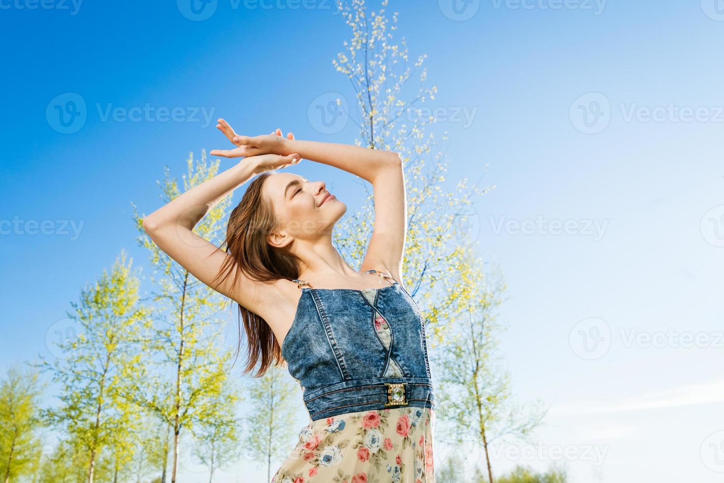 Schönheit Mädchen draußen genießt Natur. schön Modell- im lange Kleid haben Spaß foto