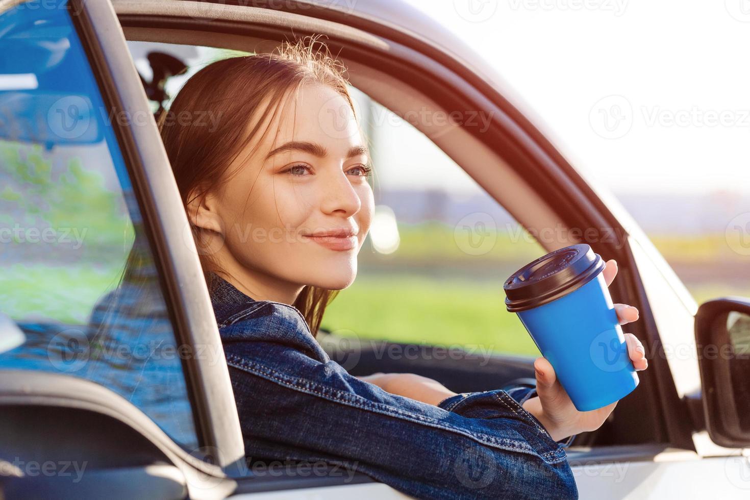 schön jung Frau gereist auf Straße im Auto, Trinken Kaffee von Einweg foto