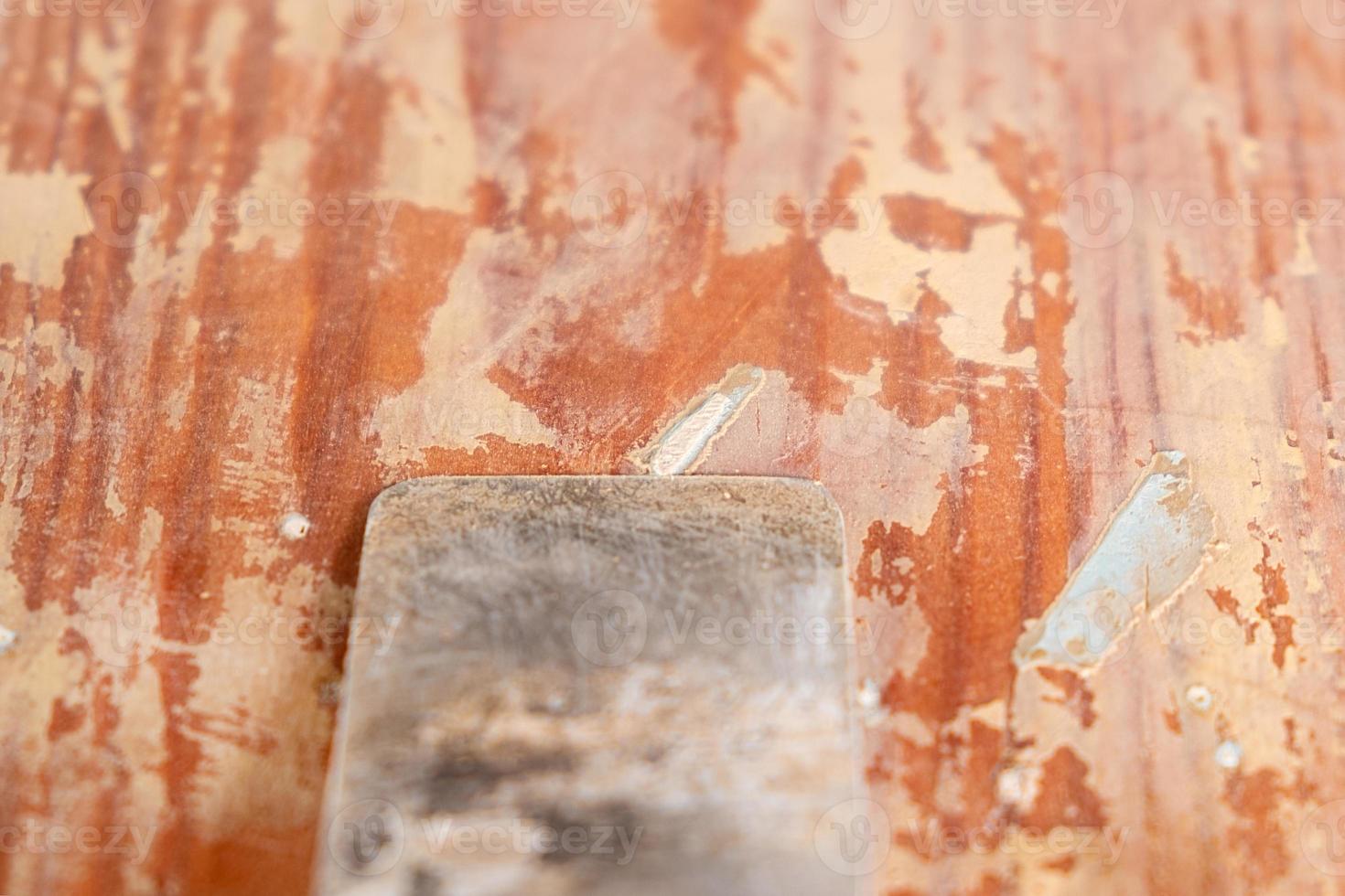 Reinigen von Türen alter Farbe mit einem Spatel, Nahaufnahme der Restaurierungsreparatur foto