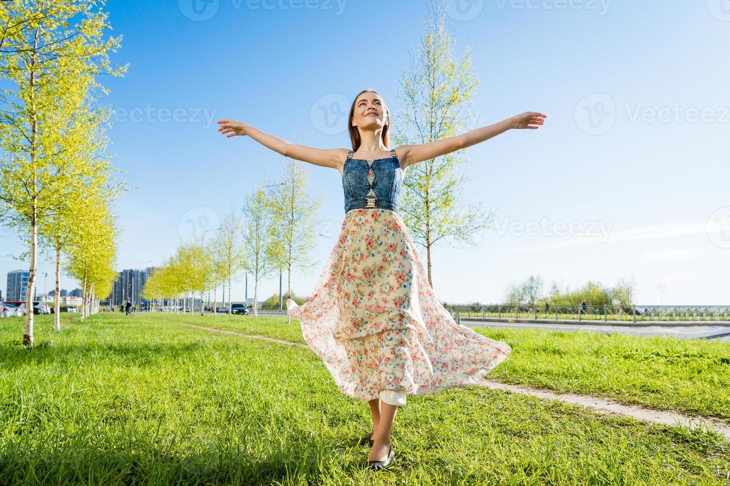 Schönheit Mädchen draußen genießt Natur. schön Modell- im lange Kleid haben Spaß foto