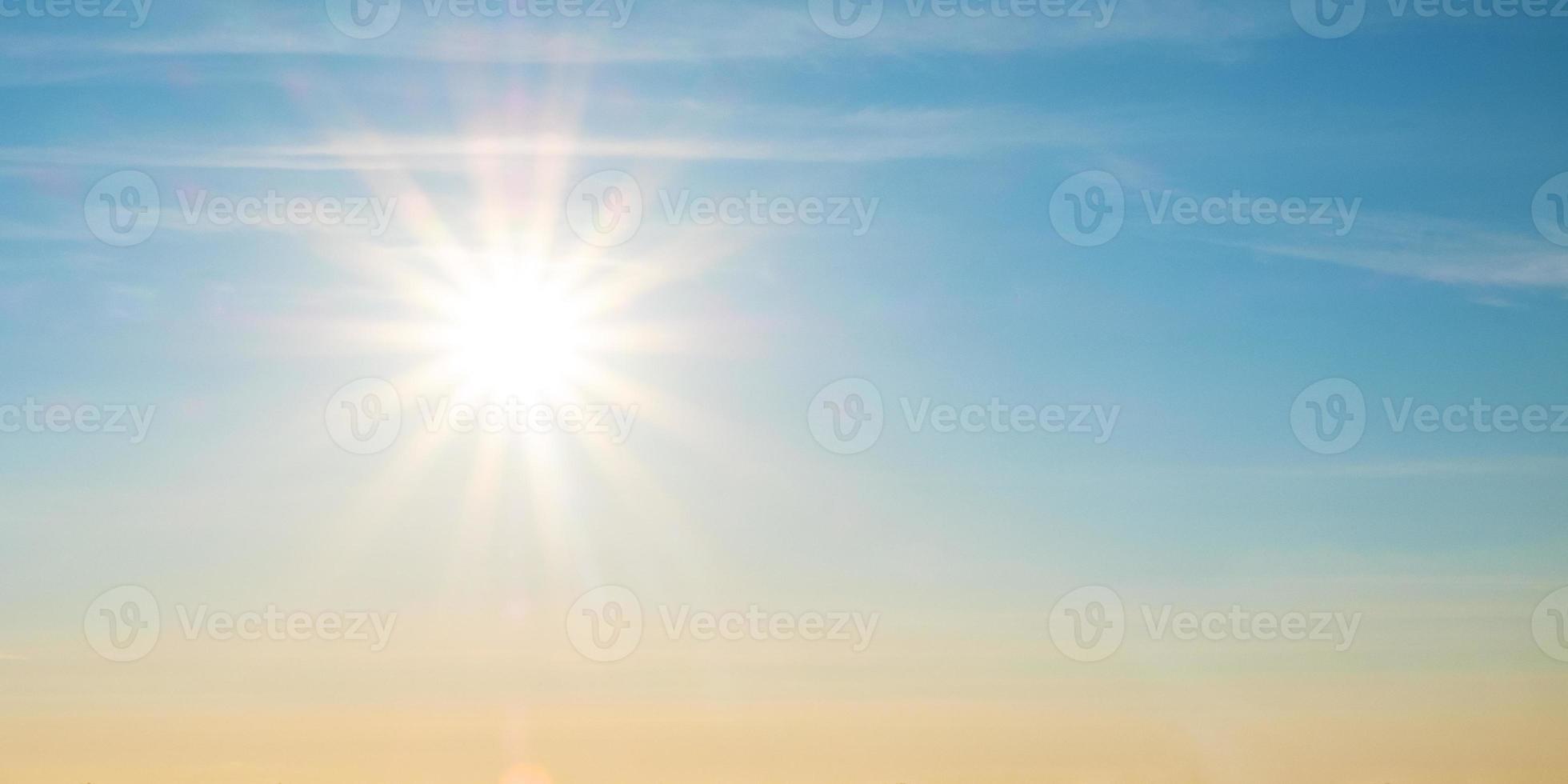die Sonne in einem blauen Himmelhintergrund foto