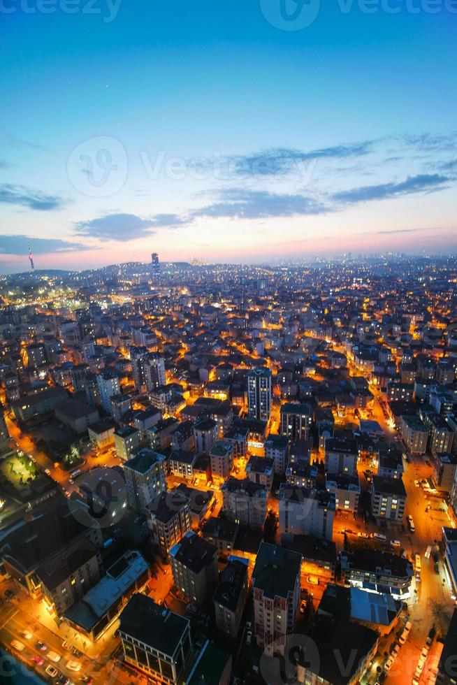hoch Winkel Aussicht von Residenzen Gebäude im Istanbul Stadt beim Nacht foto