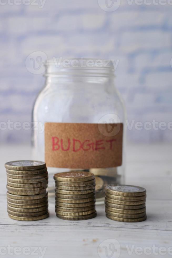 Budgettext auf einem Sparmünzenglas auf Weiß foto