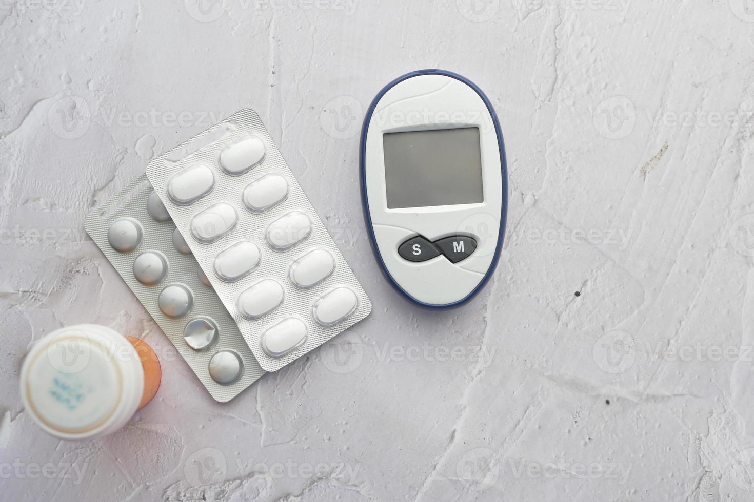 Diabetiker Messung Werkzeuge und medizinisch Tabletten auf Tabelle foto