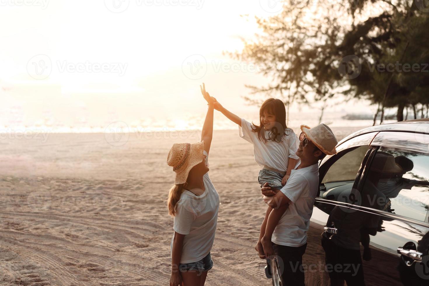 Familie mit Auto Reise Fahren Straße Ausflug Sommer- Ferien im Auto im das Sonnenuntergang, Papa, Mama und Tochter glücklich Reisen genießen Ferien und Entspannung zusammen erhalten das Atmosphäre und gehen zu Ziel foto