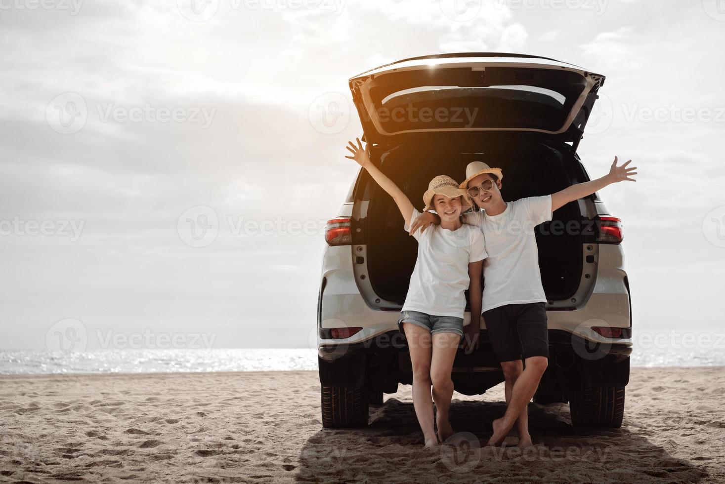 Auto Straße Ausflug Reise von Paar genießen Strand entspannend auf Kapuze von Sport Nützlichkeit Wagen. glücklich asiatisch Frau, Mann freunde lächelnd zusammen auf Ferien Wochenende Ferien auf das Strand. foto