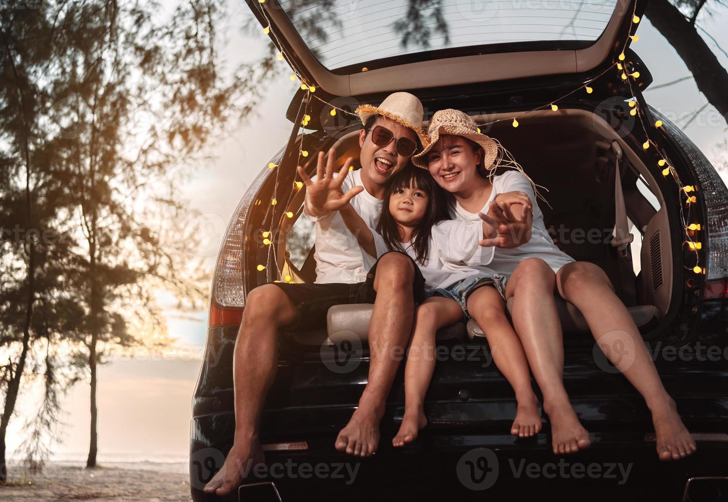 glücklich Familie mit Auto Reise und Camping Straße Reise. Sommer- Ferien im Auto im das Sonnenuntergang, Papa, Mama und Tochter glücklich Reisen genießen zusammen Fahren im Feiertage, Menschen Lebensstil Reiten durch Automobil. foto