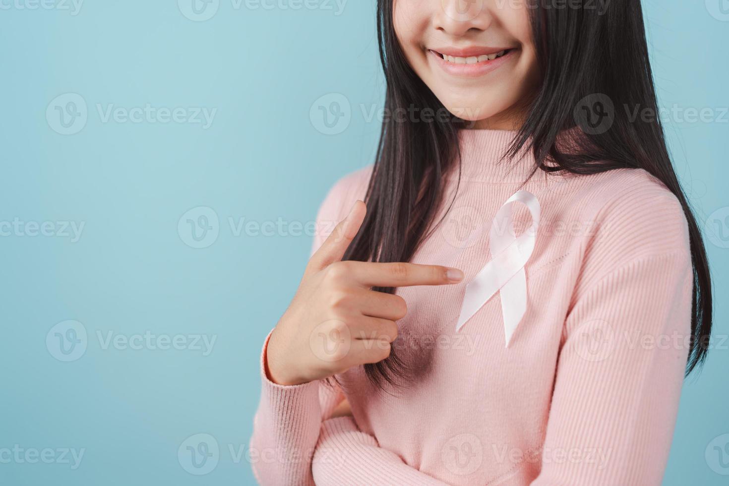 glücklich Frau zeigen Rosa Band, Brust Krebs Bewusstsein, Welt Krebs Tag, National Krebs Überlebende Tag im Februar Konzept. foto