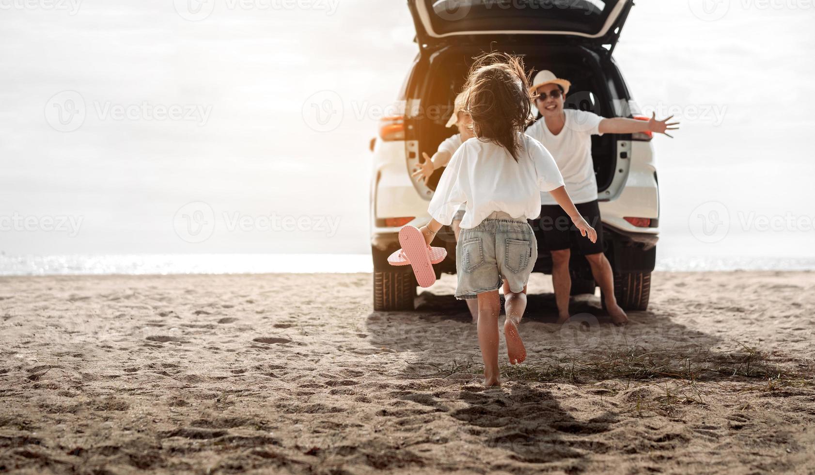 Familie Reise Auto Straße Ausflug Konzept. Sommer- Ferien im Auto im das Sonnenuntergang, Papa, Mama und Tochter glücklich Reisen genießen und Entspannung zusammen Fahren im Feiertage, Menschen, Lebensstil mit Transport foto