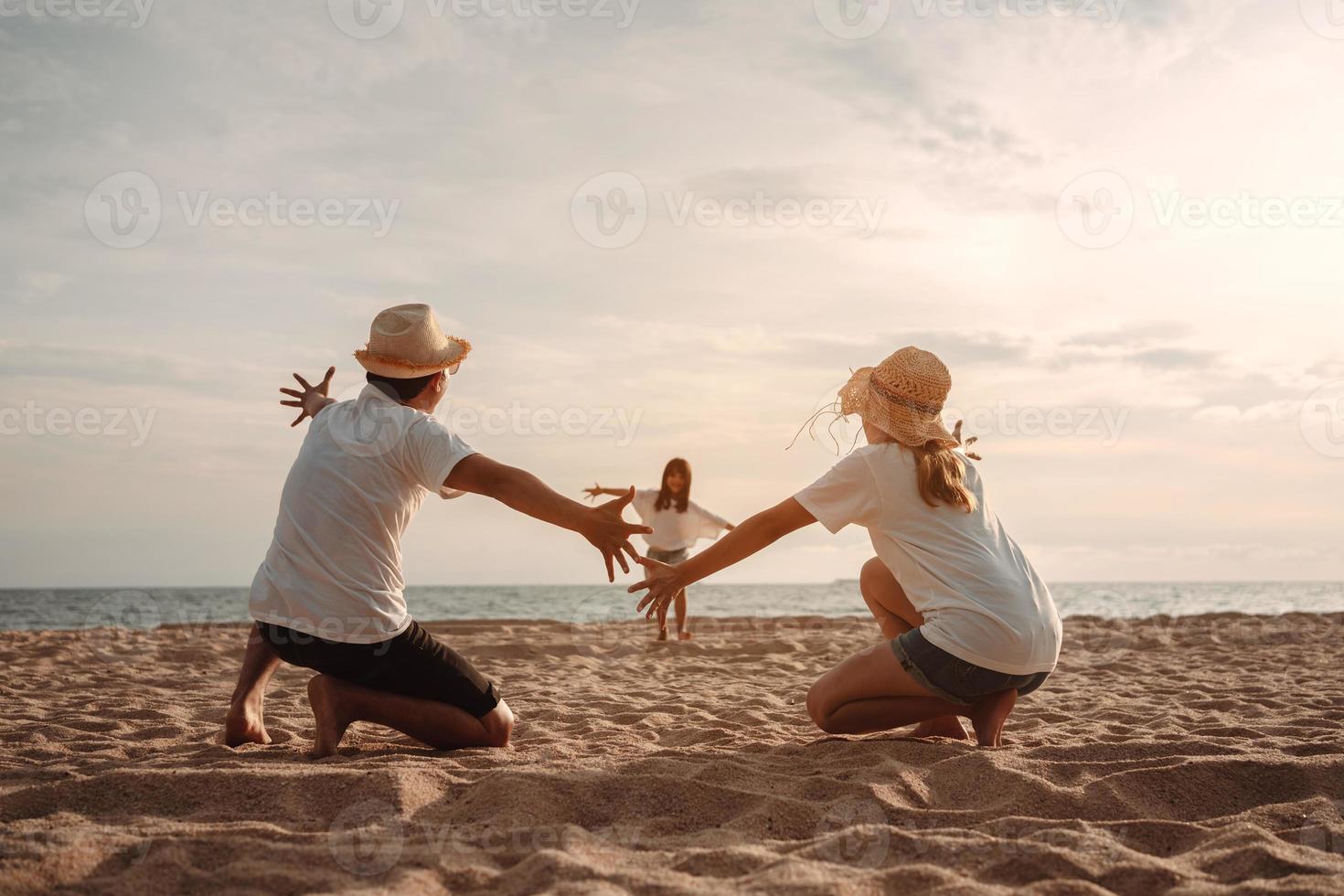 glücklich asiatisch Familie genießen das Meer Strand beim bestehend aus Vater, Mutter und Tochter haben Spaß spielen Strand im Sommer- Ferien auf das Ozean Strand. glücklich Familie mit Urlaube Zeit Lebensstil Konzept. foto