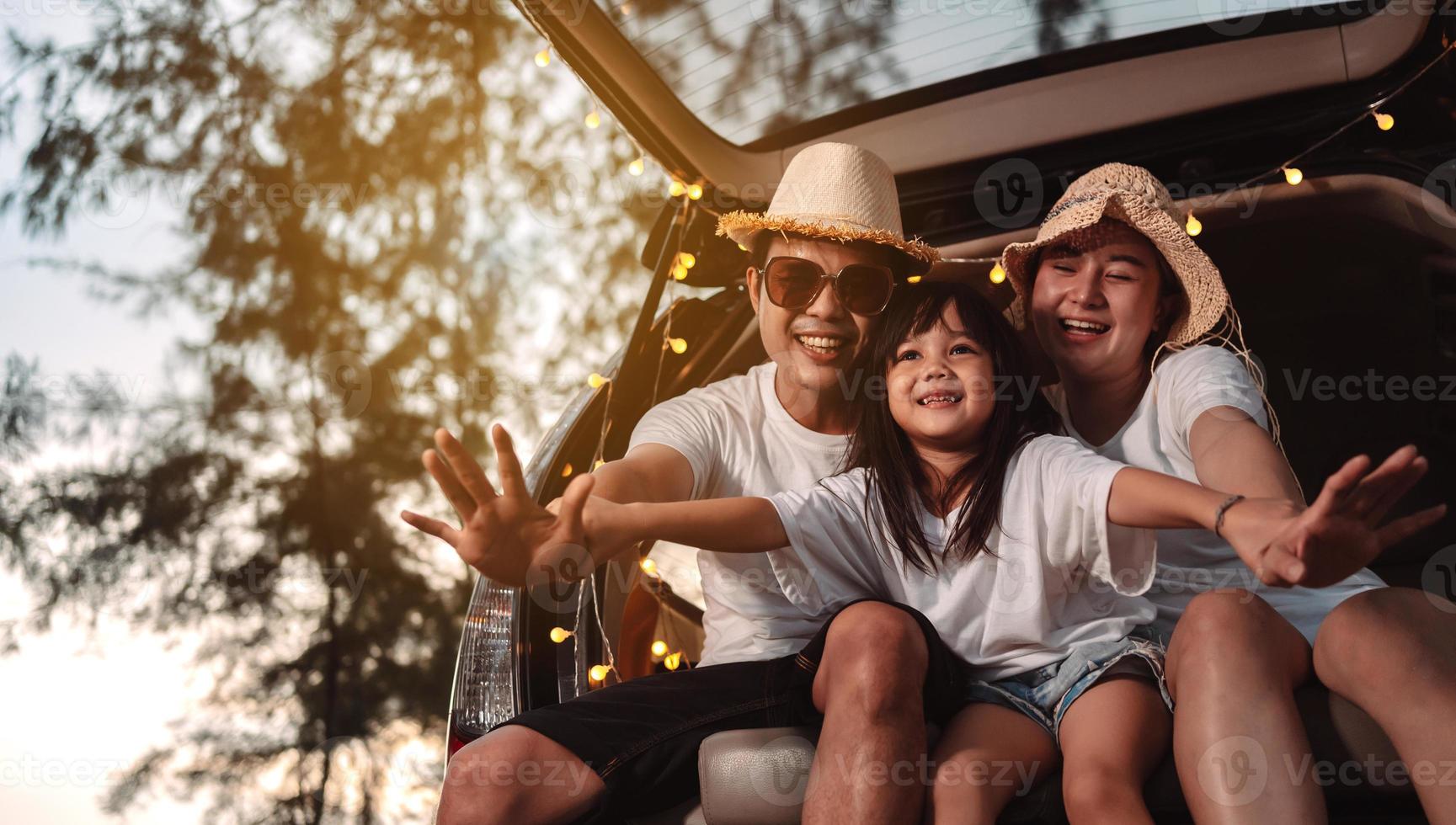 glücklich Familie mit Auto Reise und Camping Straße Reise. Sommer- Ferien im Auto im das Sonnenuntergang, Papa, Mama und Tochter glücklich Reisen genießen zusammen Fahren im Feiertage, Menschen Lebensstil Reiten durch Automobil. foto