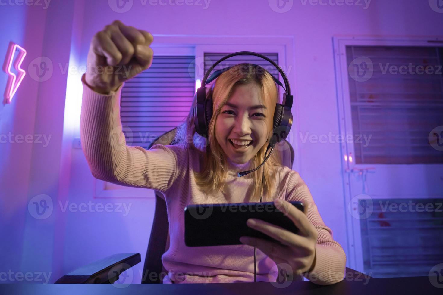 asiatisch Frau Spieler abspielen Computer Video Spiel Konzept. foto