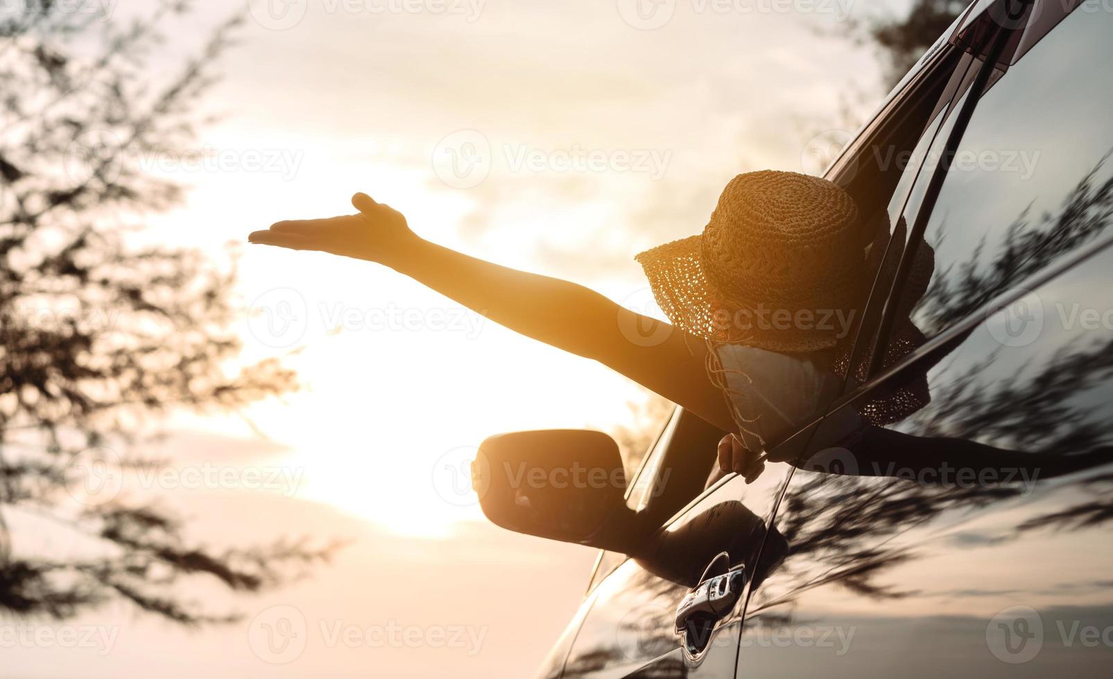 Schrägheck Auto Reise Fahren Straße Ausflug von Frau Sommer- Ferien im Auto beim Sonnenuntergang, Mädels glücklich Reisen genießen Ferien und Entspannung mit freunde zusammen erhalten das Atmosphäre und gehen zu Ziel foto